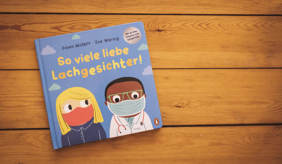 Das Buch-Cover von "So viele lieb Lachgesichter" zeigt zwei gezichente Menschen mit Maske, eine weiße Frau und einen Schwarzen Mann